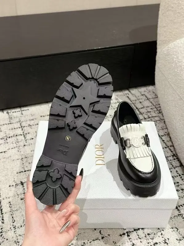 👟👟Ex-factory price 700👟👟 Dior 25/early spring new coin tassel thick-soled loafers made of black calf leather with white leather tassels to show a contrasting layering. The tassels are embellished with silver lucky star metal medals. They are very exquisite, comfortable and good-looking💯 and easy to match. Can be worn in spring, summer, autumn and winter! ✔️Upper: original imported open-edge beaded cowhide ✔️Inner lining: water-dyed cowhide ✔️Sole: original rubber foam outsole ✔️Size: 35-41 (40.41 customized, non-refundable)